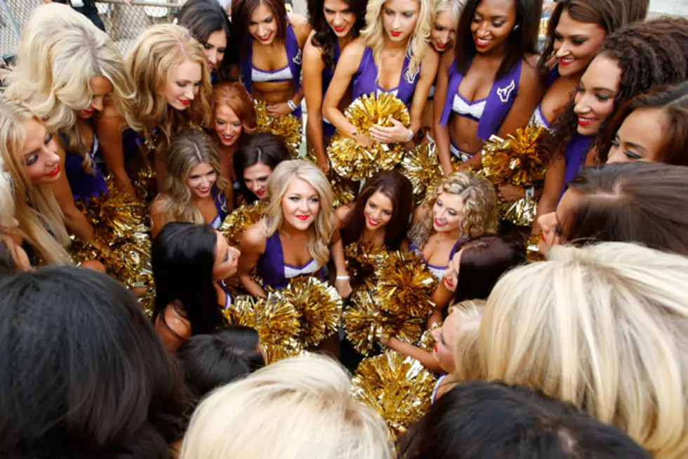 Minnesota Vikings Cheerleaders Join Aerosmith on Stage